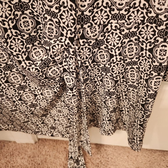 Chico's Black and White Patterned Women's Top - Picture 3 of 8